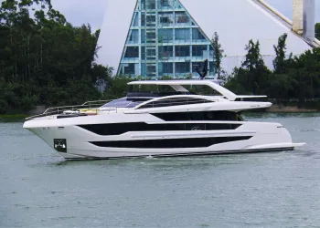 Pearl 100 Hybrid long-range yacht da 30 metri in navigazione con profilo raised-pilothouse