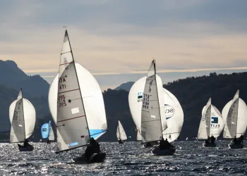 Deriva a vela in regata sul lago con spinnaker bianchi al vento