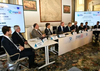Delegati seduti a un tavolo in una conferenza durante la missione Blue Economy Italia?Portogallo