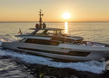Superyacht ISA Viper 130 in navigazione al tramonto con carena planante e profilo filante