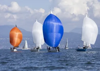 Protagonist 7.50 in regata sul golfo di Salò con spinnaker colorati e vento leggero