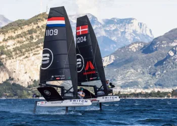 Due derive one-design foil in regata sul Lago di Garda con montagne sullo sfondo