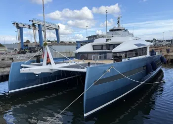 Catamarano Long Island 87 visto di prua al porto, con i due scafi affiancati e il ponte superiore