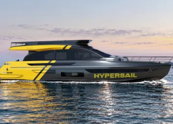 Azimut Fly 72 gialla e grigia in mare con la scritta HYPERSAIL sul fianco