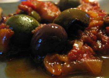 Peperoni fritti con olive e pomodoro