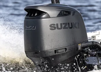 Fuoribordo Suzuki 250 montato su una barca mentre solleva spruzzi d'acqua