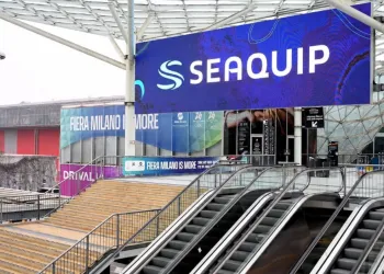 Insegna digitale SEAQUIP sopra scalinata e scale mobili all'ingresso di Fiera Milano Rho