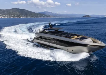 Yacht moderno in navigazione su mare aperto con ampia scia d'acqua