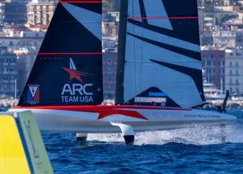 Catamarano foiling con la vela e scafo marcati ARC Team USA in regata al largo di Napoli