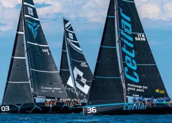 Tre TP52 in regata con lo scafo Alkedo Cetilar in primo piano