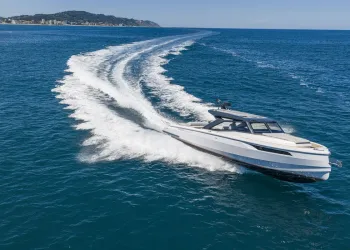 Dayboat Santasevera 42 in planata sull'acqua con ampia scia e prua larga
