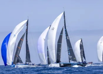 Flotta di TP52 in regata, vele spinnaker bianche e colorate al largo di Lanzarote