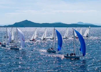 Flotta di J/70 con gennaker colorati in regata davanti alle coste di Porto Cervo