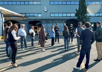 Gruppo di giovani imprenditori in visita davanti allo stabilimento Besenzoni
