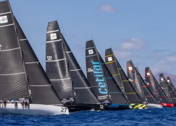 Più imbarcazioni TP52 in regata a vela con vele scure, tra cui uno scafo con logo Cetilar.