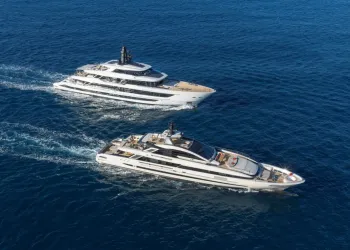 Due yacht Baglietto affiancati che navigano sul mare blu durante il Monaco Yacht Show