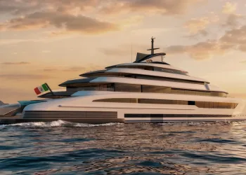 Rendering di un grande superyacht bianco a più ponti in navigazione al tramonto, con bandiera italiana a poppa e costa sullo sfondo