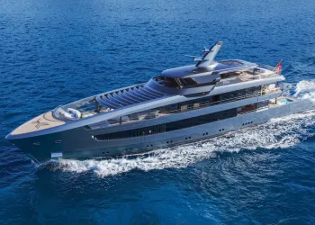 Yacht lungo 55 metri in navigazione con ampi ponti esterni e sundeck