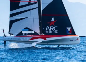 Catamarano foiling ARC Team USA con vele brandizzate in navigazione nel golfo di Napoli