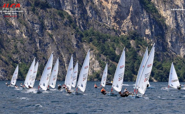 Circolo Vela Arco: ai mondiali giovanili ILCA 6 sul Garda Trentino Mattia Cesana avanza