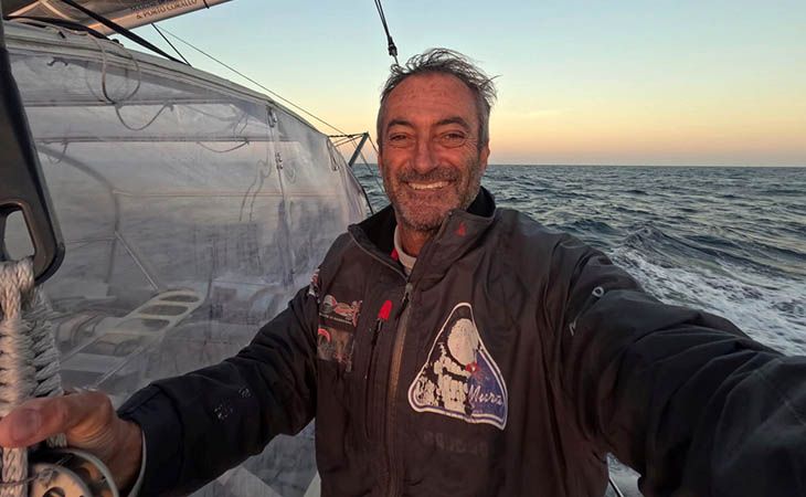 Andrea Mura passa l’equatore, 3.400 miglia in quindici giorni