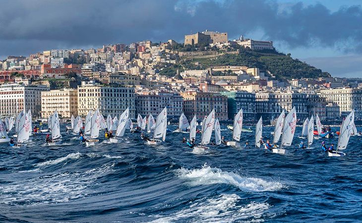 Circolo Savoia: al via oggi il Trofeo Campobasso. Il golfo di Napoli si colora con 250 giovanissimi skipper di 13 nazioni