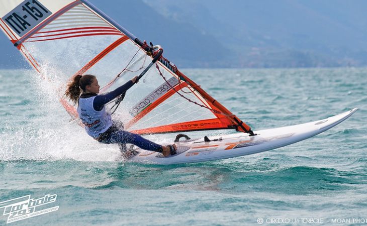 Windsurf giovanile: seconda giornata ventosa a Torbole, sardi in evidenza
