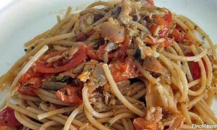 Spaghetti sgombro, pomodorini e mandorle tostate