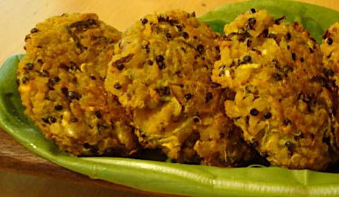 Crocchette di quinoa al sesamo nero con salsa di grano saraceno al parmigiano reggiano