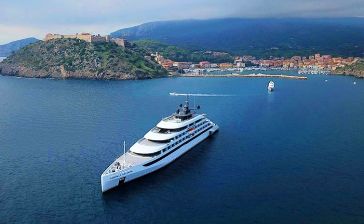 A Porto Ercole Emerald Azzurra la nave da crociera super luxury yacht