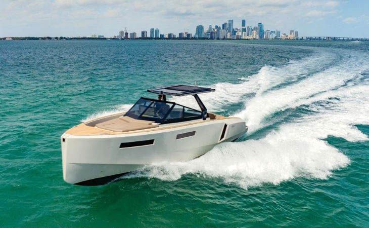 Evo Yachts al Fort Lauderdale International Boat Show 2023 con un R4 WA light grey