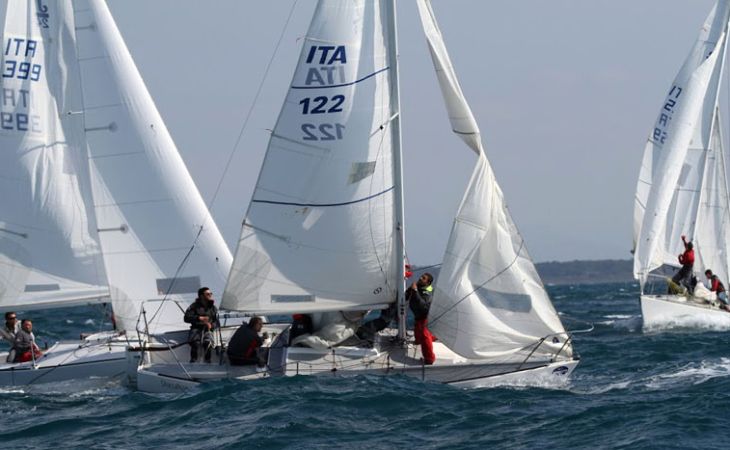 Il J24 Enjoy 2 di Luca Silvestri guida il 45° Campionato Invernale Golfo di Anzio e Nettuno