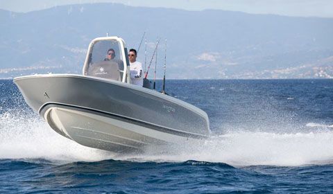 Il nuovo Invictus Yacht 200HX crossover compatto fa il suo esordio a Cannes