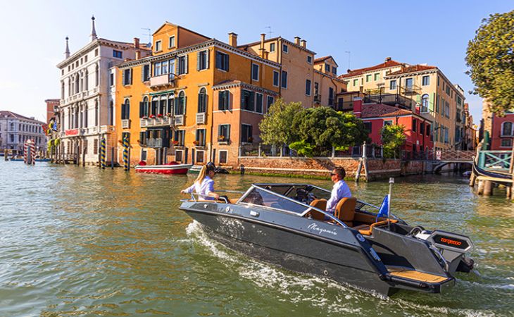 Il nuovo “full electric” Magonis Wave e-550 affascina i canali di Venezia 