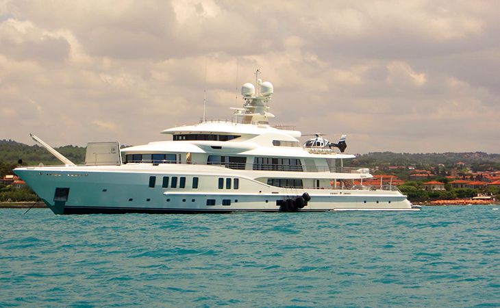 Marina Cala de' Medici: New Secret, il giga yacht da 74 metri, rimarrà ormeggiato stabilmente nel porto