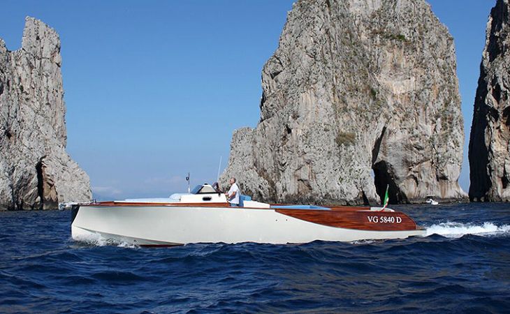 Wooden Boats WB40 Classic il 13m weekend cruiser che unisce legno e fibra di carbonio
