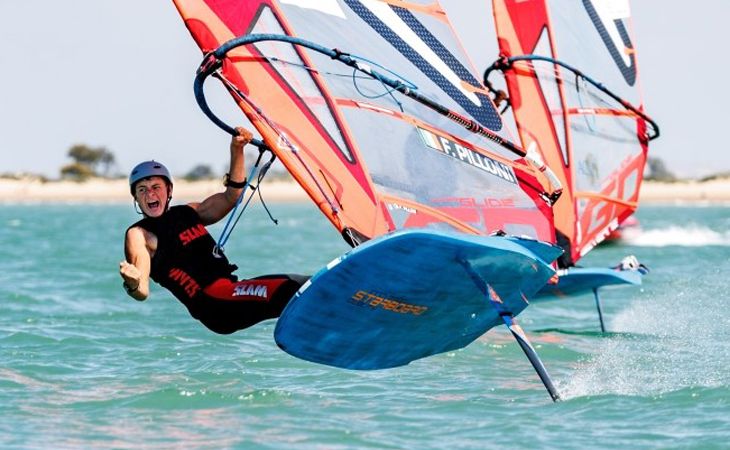 Yacht Club Costa Smeralda: Federico Pilloni sorprende agli IQFoil Games a Cadiz