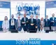 Gruppo di relatori in piedi dietro un tavolo con il logo Risorsa Mare durante un convegno