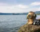 Casco da palombaro d'epoca e maschera sub moderna su uno scoglio del Lago di Bracciano