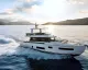 Yacht Azimut a motore in navigazione al tramonto su mare calmo