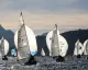 Deriva a vela in regata sul lago con spinnaker bianchi al vento