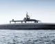 Yacht full?custom di profilo lungo e moderno in navigazione su mare calmo