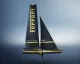 Catamarano da regata con vela nera recante la scritta Ferrari e dettagli gialli