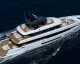 Superyacht bianco di 42 metri in navigazione visto dall'alto, con ampie aree esterne in teak