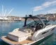 Walkaround moderno ormeggiato nel porto di Genova con ampi prendisole e pozzetto scoperto