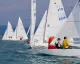 Barche della Classe Star in regata sul mare, vele bianche e boa arancione in acqua
