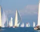 Vele storiche a vela in regata sul mare con vele bianche spiegate
