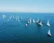 Numerose imbarcazioni a vela in mare aperto durante una regata nella laguna