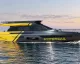 Azimut Fly 72 gialla e grigia in mare con la scritta HYPERSAIL sul fianco