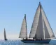 Due vele classiche a pieno vento su mare calmo durante una regata costiera